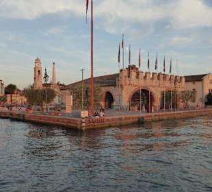 Hafeneinfahrt im Sonnenuntergang