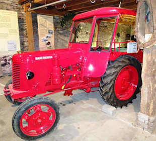 Historischer Traktor im Landmuseum