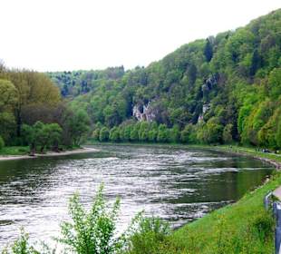 Donau mit Spazierweg