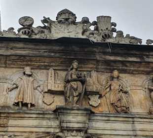 Über den Haupteingang