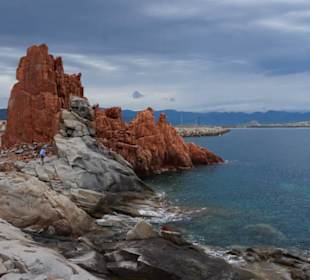 Rote Felsen und Hafen von Arbatax