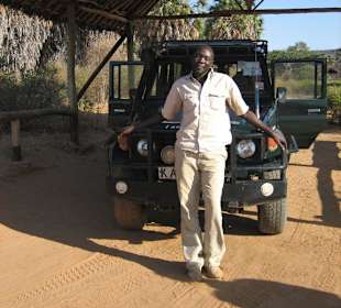 Unser Fahrer Alex vor dem Jeep