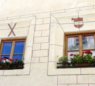 Renovierte Fenster mit Wappen