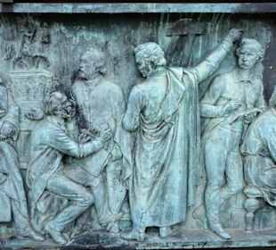 Relief am Sockel des Denkmales