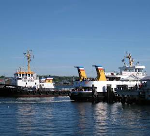 Schlepper und Fahrgastfähre