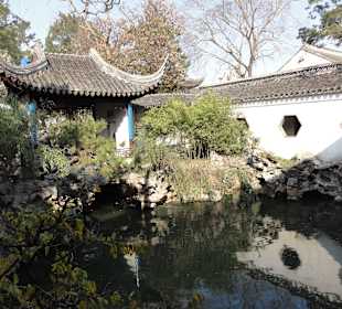 Дворик с видом на озеро в саду Львиная Роща