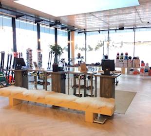 Wartebereich im Skikönig und Buchungsterminals