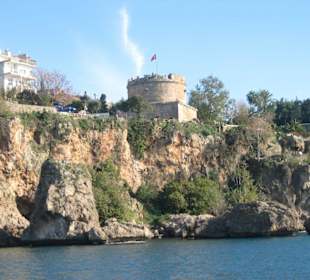 Der Hirdilik-Turm vom Wasser aus gesehen