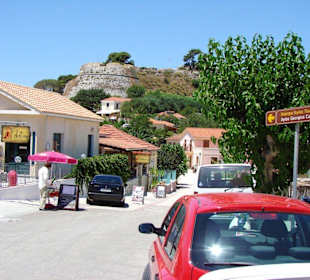 Blick von Agios Georgios auf die Festung des Dorfs