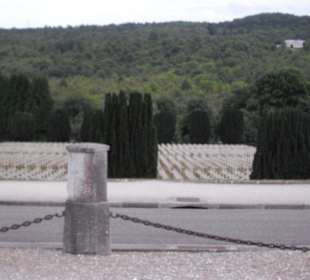 Gräberfeld vor dem Beinhaus