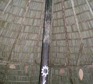 Blick von innen in die Hütte im Indianerdorf