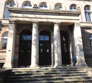 Eingangsportal zum Zoologischen Institut