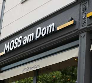 Kaffeepause auf dem Münsterplatz bei MOSS am Dom