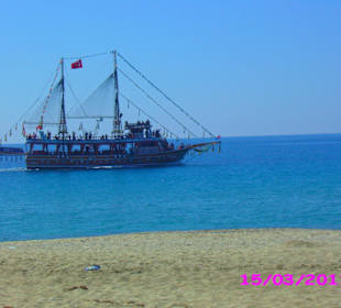 Ausflugsschiff am Kleopatrastrand