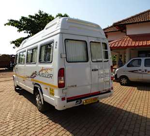 Der Kleinbus von Carnival Tours
