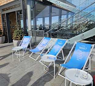 Liegestühle auf der Terrasse