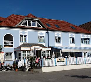 Mit der Fähre zum Cafe Elisabeth/Weißenkirchen