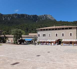 Vorplatz mit Cafe im Hintergrund