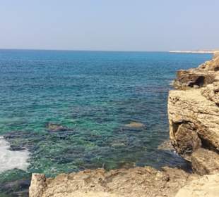 Felsen und glasklares Wasser