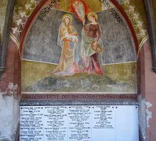 Details von den Arkadengräbern des Stadtfriedhofes