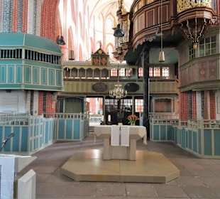 Altarbereich im Langschiff der Kirche