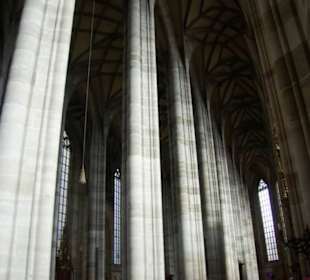 Wuchtige Säulen und diese Höhe