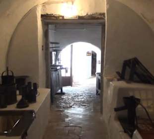 Erdgeschoss - Öllager mit steinernen Behältern