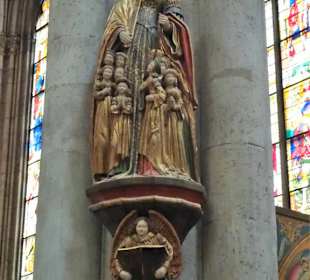 Statue an einem Pfeiler des Doms