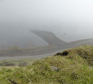 Schwarzer Strand, etwas in Dunst