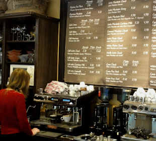 Theke mit Kaffeemaschinen