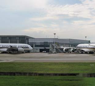 Zwei A 380 der Singapore Airlines