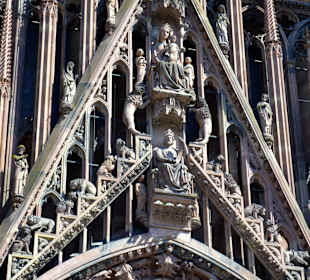 Heiligendarstellung über dem Hauptportal