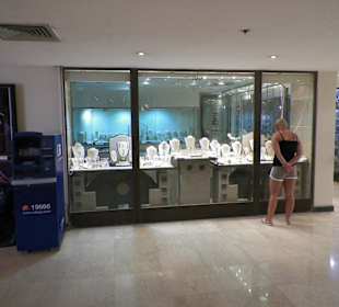 Schmuckladen, daneben Geldautomat