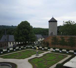 Der Blick auf den Garten vom Schlosscafe.
