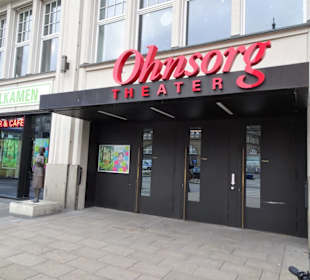 Das Denkmal am Eingang zum Ohnsorg-Theater