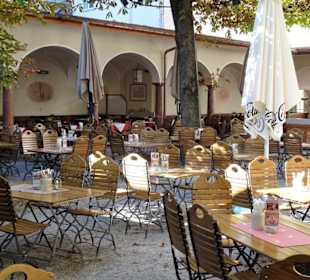 Im Arkadenbiergarten des Sternbräu