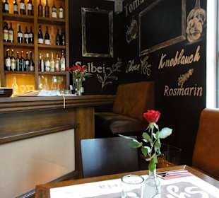 Blick in die Gasträume der Ouzeria Symposio