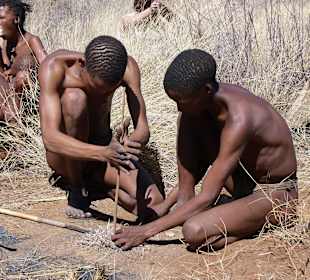 Feuermachen im Busch