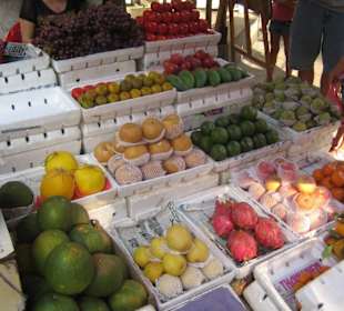 Obst in Hülle und Fülle auf dem Markt von Hanoi.