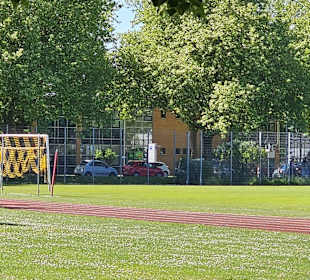 Fußballfeld und Tartanbahn