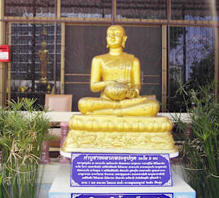 Einer von vielen Buddhastatuen