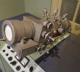 Elektronenmikroskop im Medizinhistorischen Museum