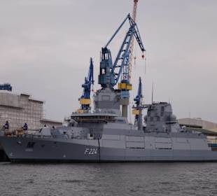 Auch Marineschiffe müssen gepflegt werden