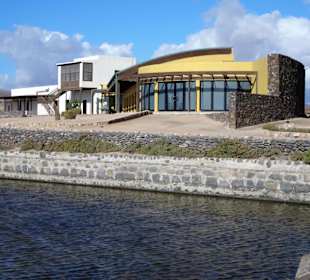 Das Museumsgebäude von der Wasserseite