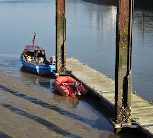 Boote bei Ebbe im Schlick des Hafens