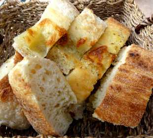Hausgebackenes Brot als Beilage