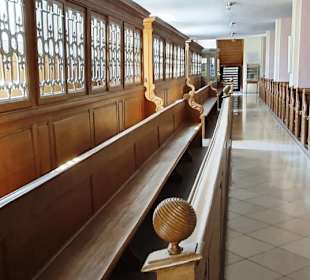 Seitliche Sitzreihen