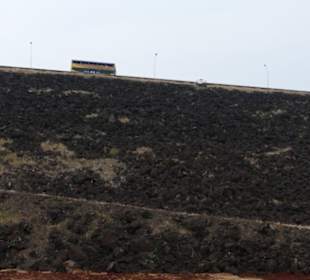 Fahrt auf dem Staudamm