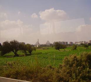 Už je vidět kousek pyramidy