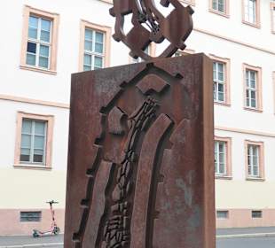 Die Stahlskulptur Auferstehender und Fallender